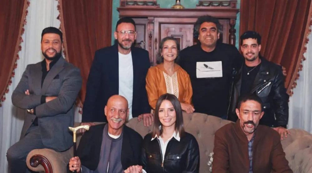 المخرج أحمد خالد وأبطال المسلسل في كواليس التصوير (الشركة المنتجة)