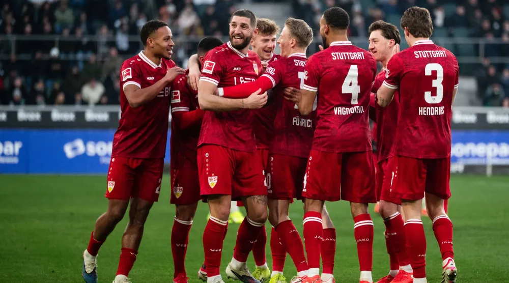 فرحة لاعبي شتوتغارت بالفوز خارج الديار (أ.ب)