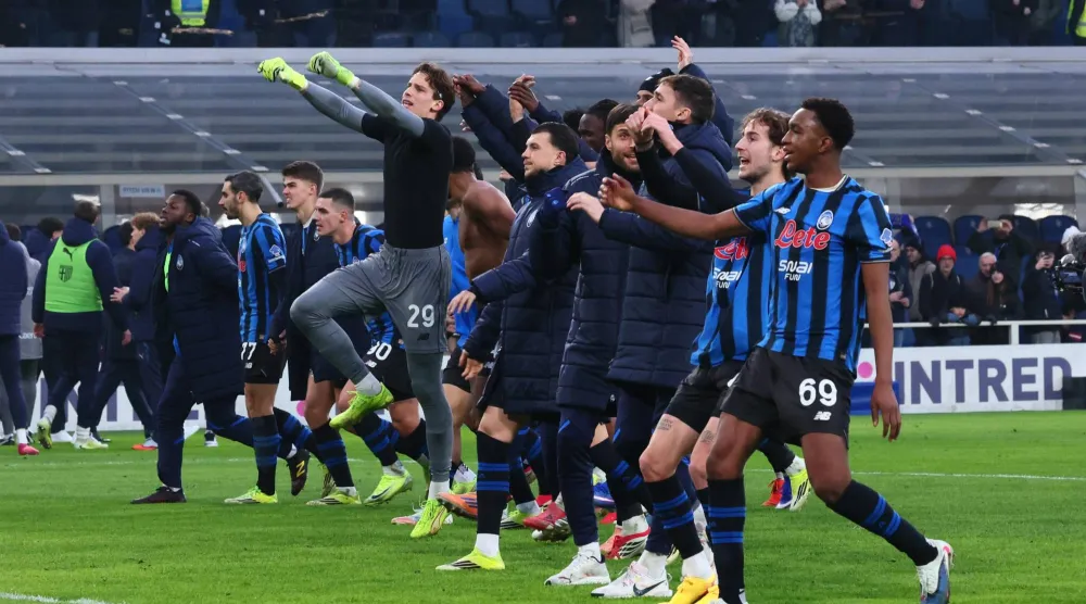 فرحة لاعبي أتالانتا بالفوز على بارما (إ.ب.أ)