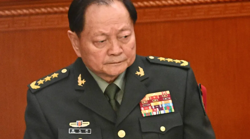 الجنرال الصيني تشانغ يو شيا في قاعة الشعب الكبرى في العاصمة بكين - 4 مارس 2025 (أ.ف.ب)