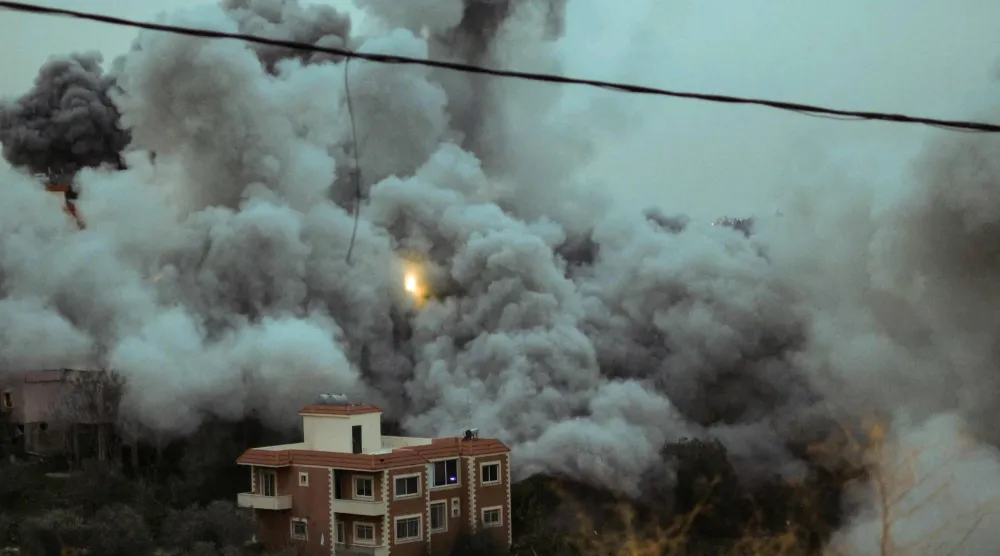 تصاعد الدخان جراء الغارات الإسرائيلية على جنوب لبنان (أ.ف.ب)