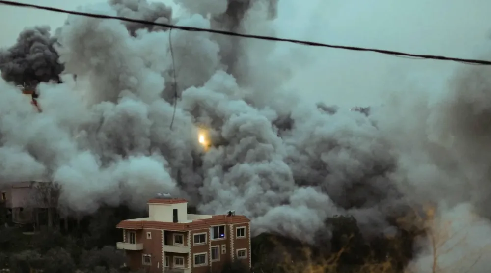 İsrail'in güney Lübnan'a düzenlediği hava saldırılarından duman yükseliyor (AFP)