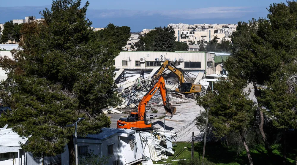 جرافات إسرائيلية تهدم مبنى يتبع وكالة «الأونروا» في حي الشيخ جراح بالقدس (إ.ب.أ)