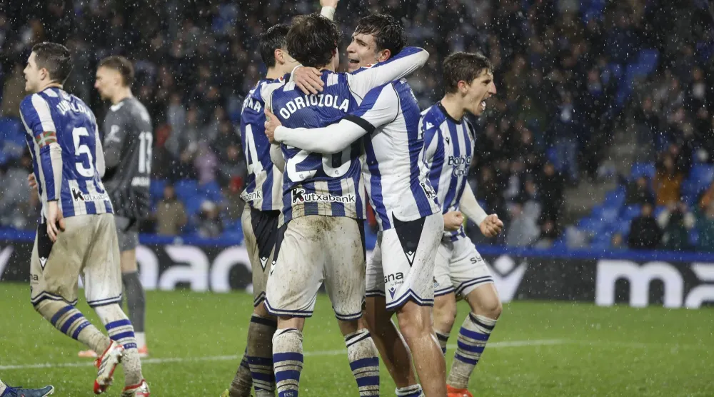 احتفالية لاعبي ريال سوسيداد بالفوز الثمين على سيلتا فيغو (إ.ب.أ) 