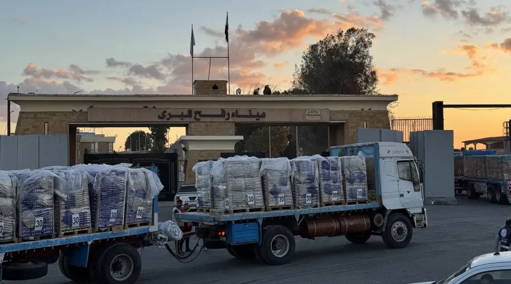 Refah sınır kapısının Mısır tarafında insani yardım malzemeleri yüklü kamyonlar (AFP)