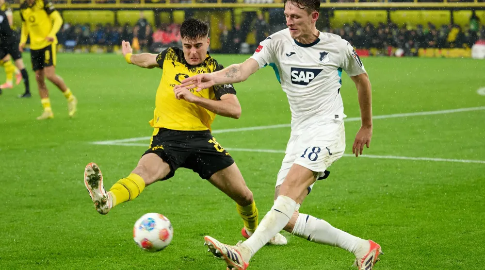 المدافع الأرجنتيني آرون أنسيلمينو (يسار) يعود لتشيلسي (د.ب.أ)