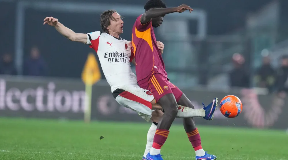 التعادل الإيجابي حسم موقعة روما وميلان (أ.ب)