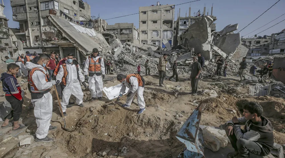 عناصر الدفاع المدني الفلسطيني يبحثون عن جثث ضحايا الحرب الإسرائيلية في ساحة مسجد صلاح الدين بمدينة غزة أمس (إ.ب.أ)