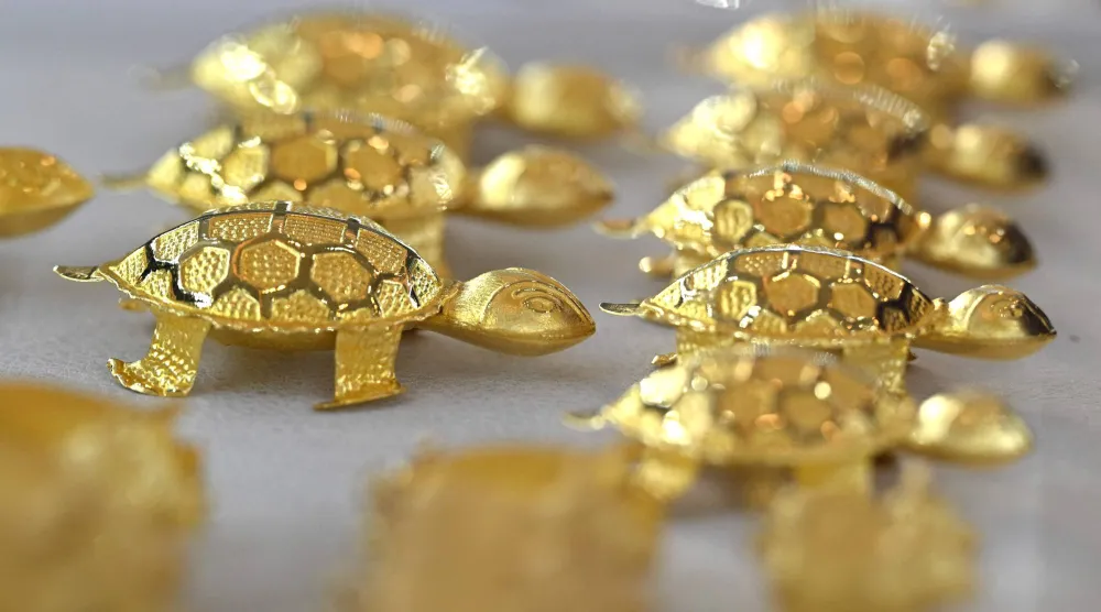 عرض مجوهرات ذهبية في متجر بورصة الذهب الكورية في سيول (أ.ف.ب)