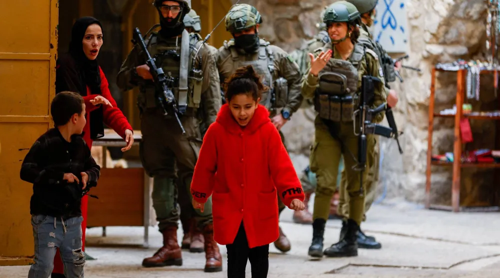 عاقت القوات الإسرائيلية وصول الطلبة والمعلمين إلى مدارسهم في كفر عقب (رويترز)