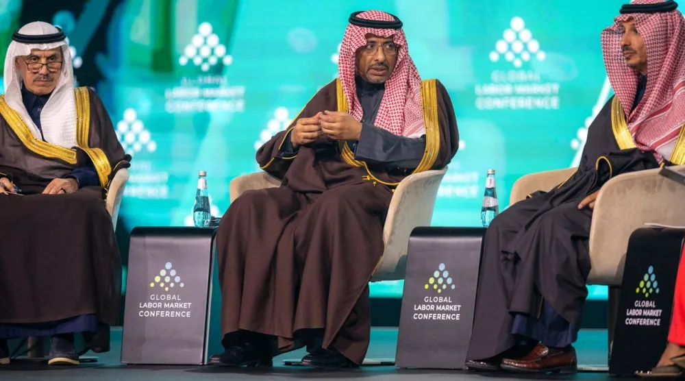 الخريّف خلال مشاركته في إحدى جلسات «مؤتمر سوق العمل» (الشرق الأوسط)