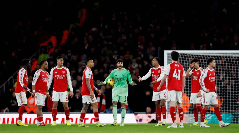 آرسنال يفتح باب المنافسة على اللقب (رويترز)