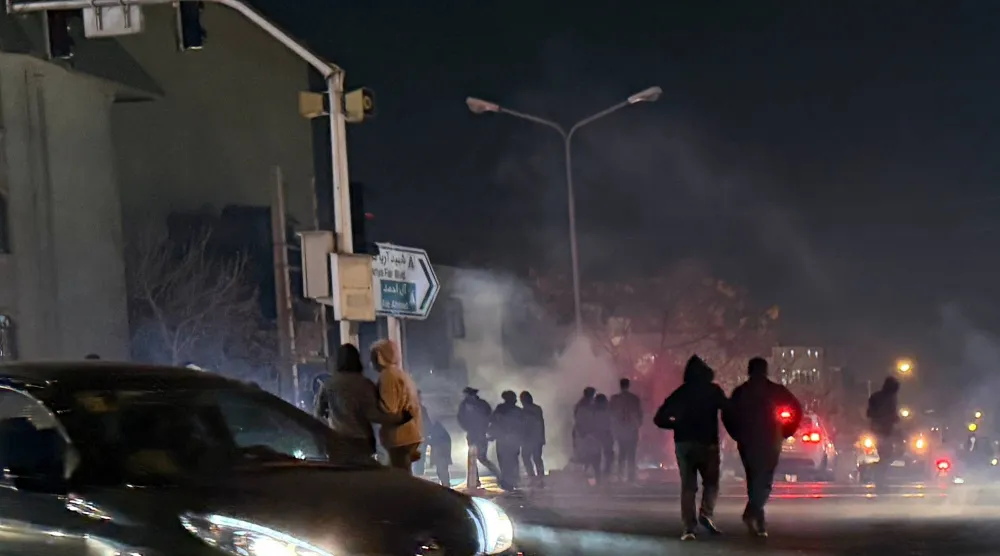 الشرطة تطلق الغاز المسيل للدموع خلال مظاهرة مناهضة للحكومة في طهران الخميس الماضي (أ.ب)