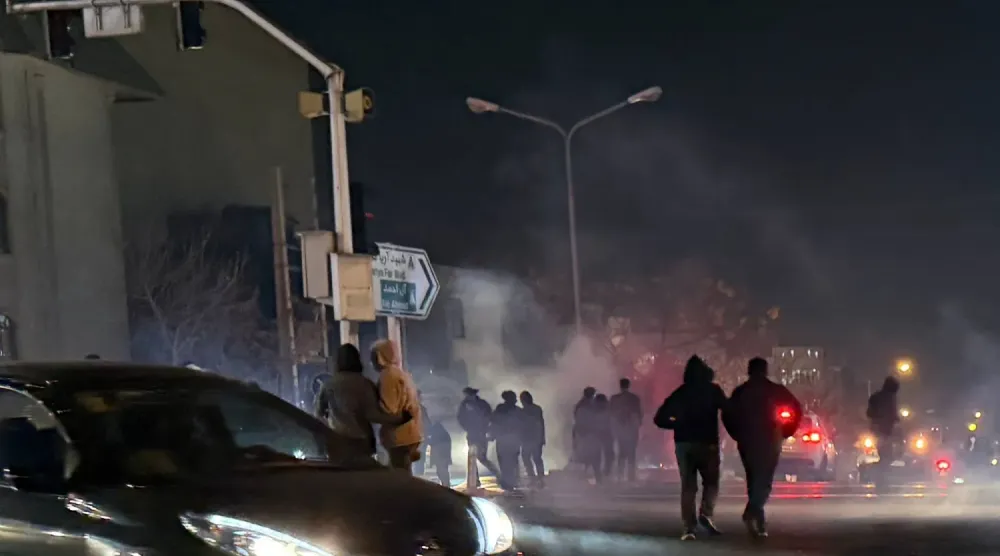 Geçtiğimiz perşembe günü Tahran'da düzenlenen rejim karşıtı gösteri sırasında İran polisi göz yaşartıcı gaz kullandı. (AP)