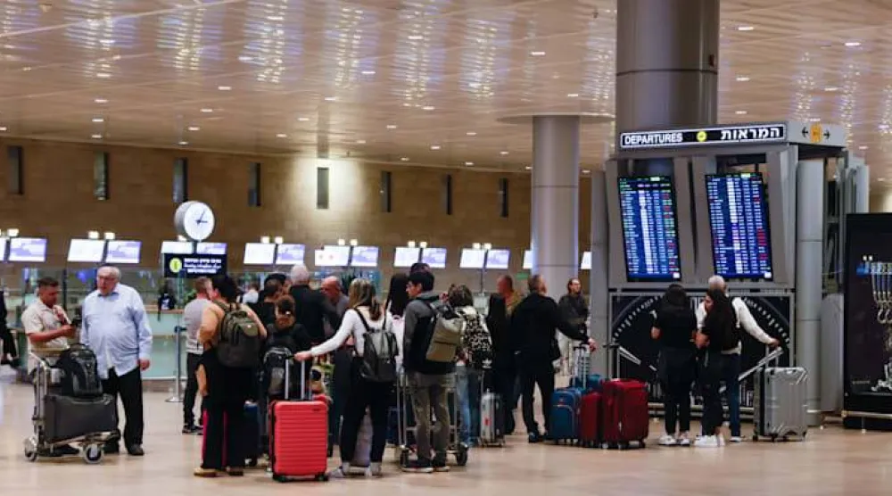 مسافرون في مطار بن غوريون في تل أبيب (رويترز)