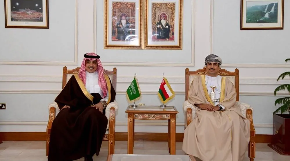 د. عبد الله الحرّاصي وزير الإعلام العماني خلال استقباله بمكتبه في مسقط سلمان الدوسري وزير الإعلام السعودي (العمانية)