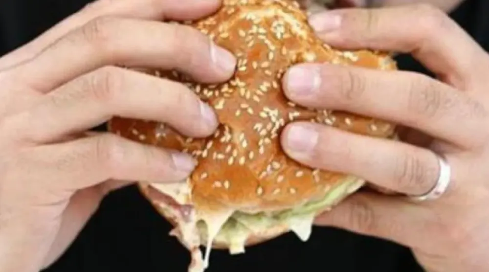 الخبز المعبأ والأطعمة المقلية تضر بصحة أمعائك (رويترز)