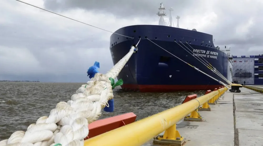 بدأ مشروع «أركتيك 2» للغاز الطبيعي المسال استخدام مسار قناة السويس مؤخراً بسبب المناخ الشتوي القارس في بحر الشمال (رويترز)