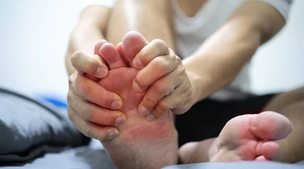 النقرس يسبِّب نوبات مفاجئة من الألم الشديد وتورم المفاصل (جامعة نوتنغهام)