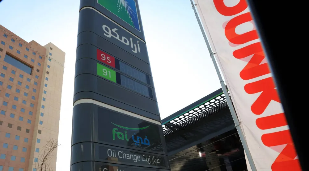 لافتة لمحطة وقود تابعة لشركة «أرامكو» على مشارف الرياض (أ.ف.ب)