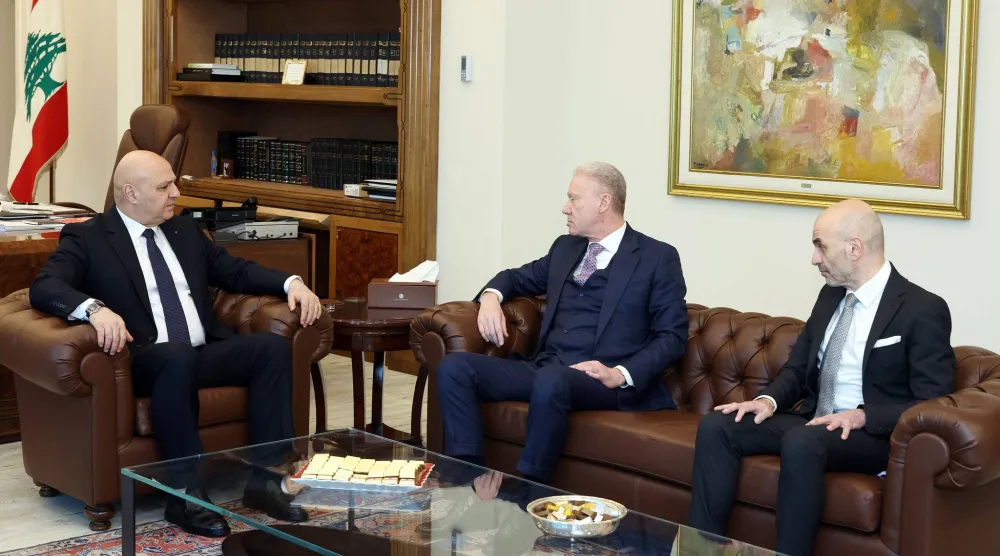 رئيس الجمهورية اللبنانية جوزيف عون مستقبلاً وزير الخارجية يوسف رجّي (الرئاسة اللبنانية)