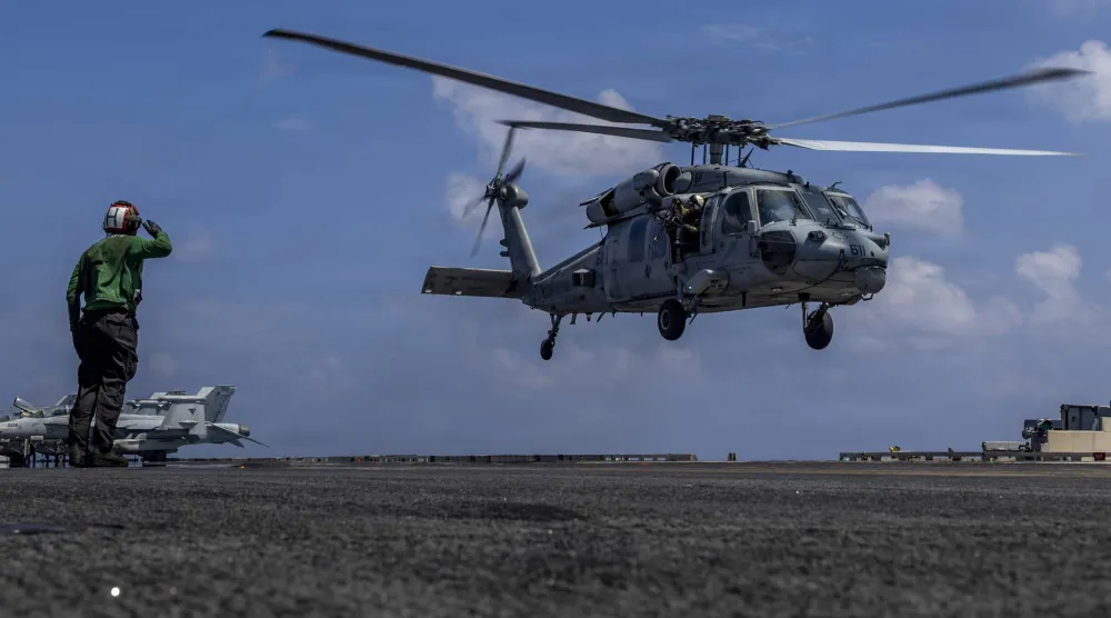 مروحية من طراز«إس إتش-60 سي هوك» تقلع على متن حاملة الطائرات «أبراهام لينكولن» 23 يناير الجاري (الجيش الأميركي)