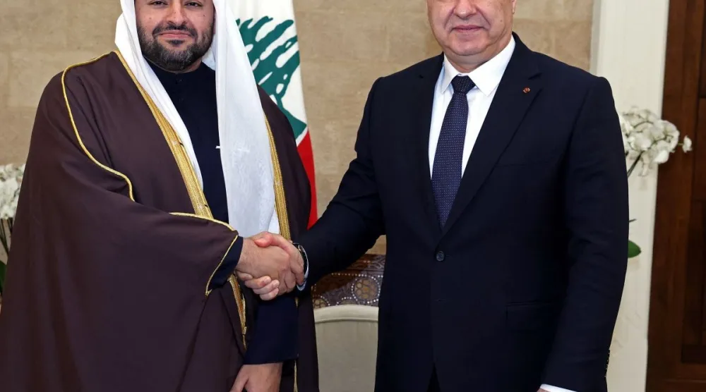 الرئيس اللبناني جوزيف عون يصافح وزير الدولة القطري محمد الخليفي بعد اجتماعهما بالقصر الرئاسي في بعبدا (أ.ف.ب)