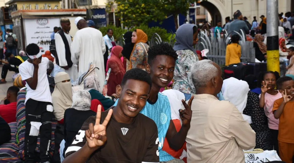سودانيون في القاهرة قبل مغادرتهم إلى أسوان ضمن مبادرة العودة الطوعية للسودان (مجلس الوزراء المصري)
