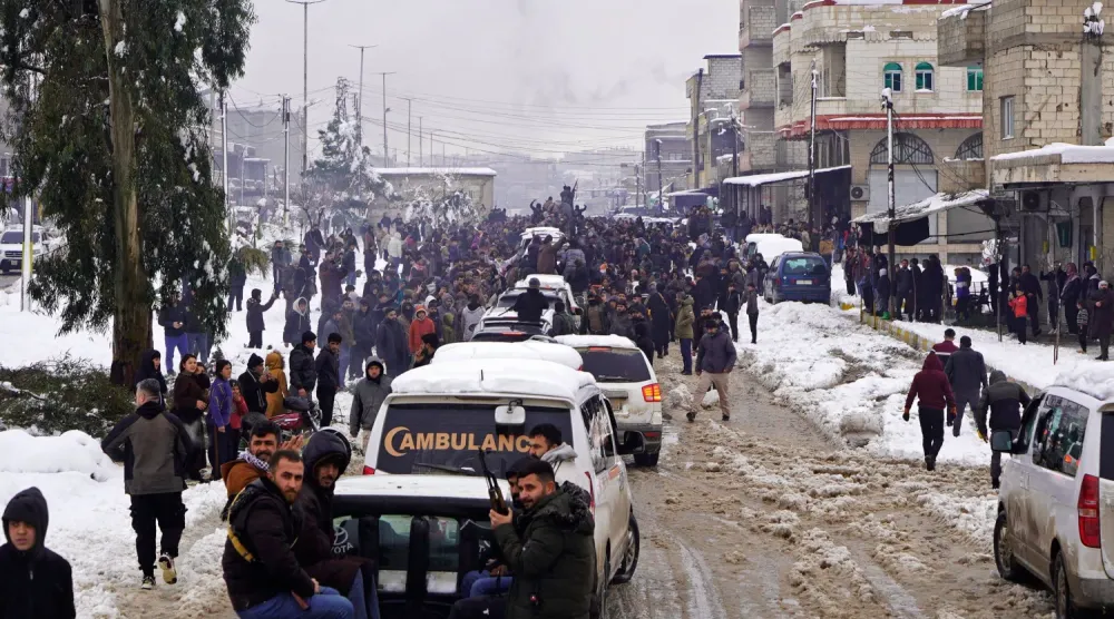 Suriye Demokratik Güçleri (SDG) mensubu savaşçılar, 23 Ocak 2026’da Ayn el-Arab – Kobani’ye ulaşırken (AFP)