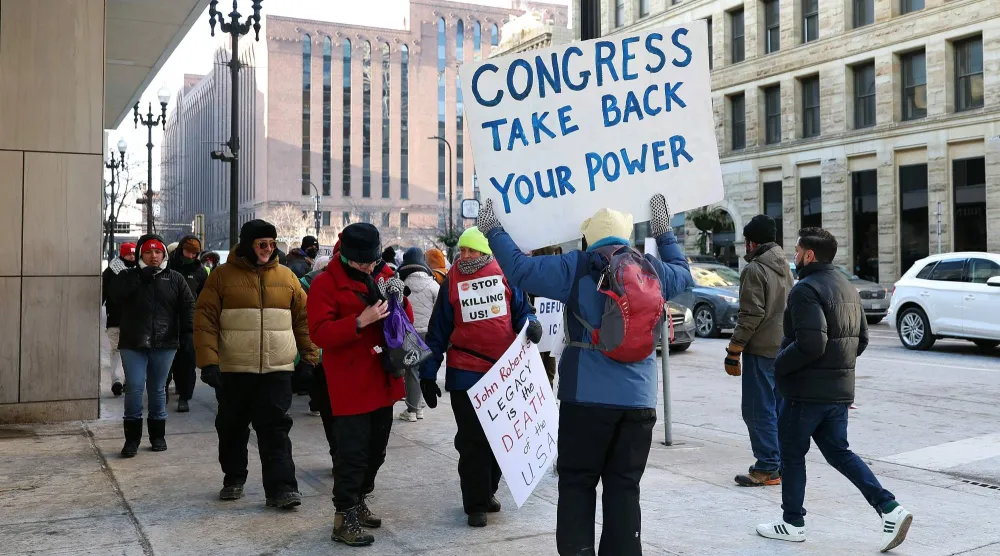 متظاهرون ضد «أيس» يرفعون شعارات تطالب الكونغرس باستعادة صلاحياته في مينيابوليس - مينيسوتا - الأحد 25 يناير (أ.ف.ب)