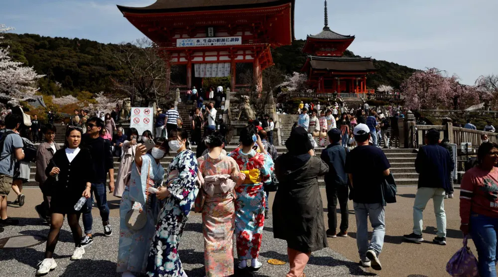 حشد من السياح بمعبد في كيوتو غرب اليابان 30 مارس 2023 (رويترز)