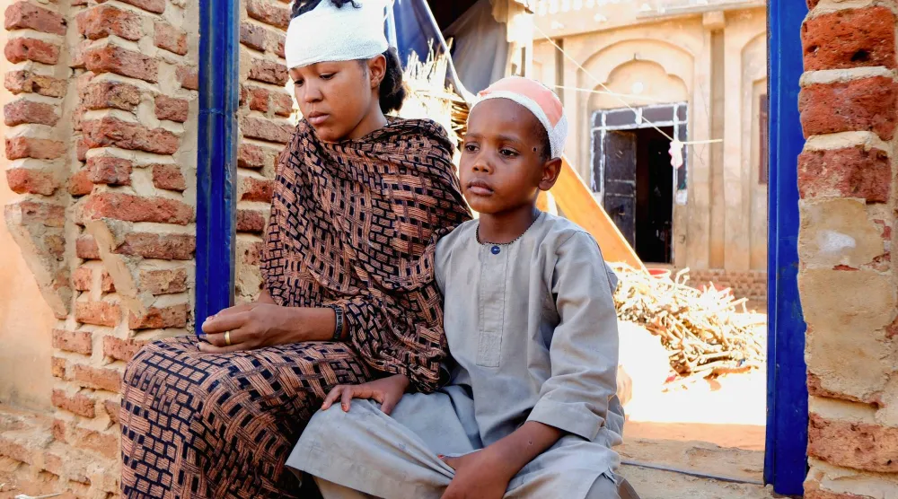 سودانيون أصيبوا جرّاء هجوم بطائرة مسيّرة في منطقة الأُبيّض بشمال كردفان يوم 12 يناير 2026 (رويترز)