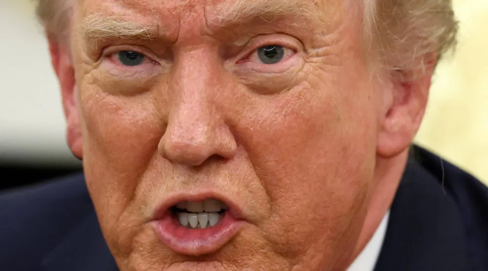 الرئيس الأميركي دونالد ترمب يتحدث خلال لقائه مع الأمين العام لحلف شمال الأطلسي (ناتو) مارك روته في البيت الأبيض بالعاصمة واشنطن... 22 أكتوبر 2025 (رويترز)