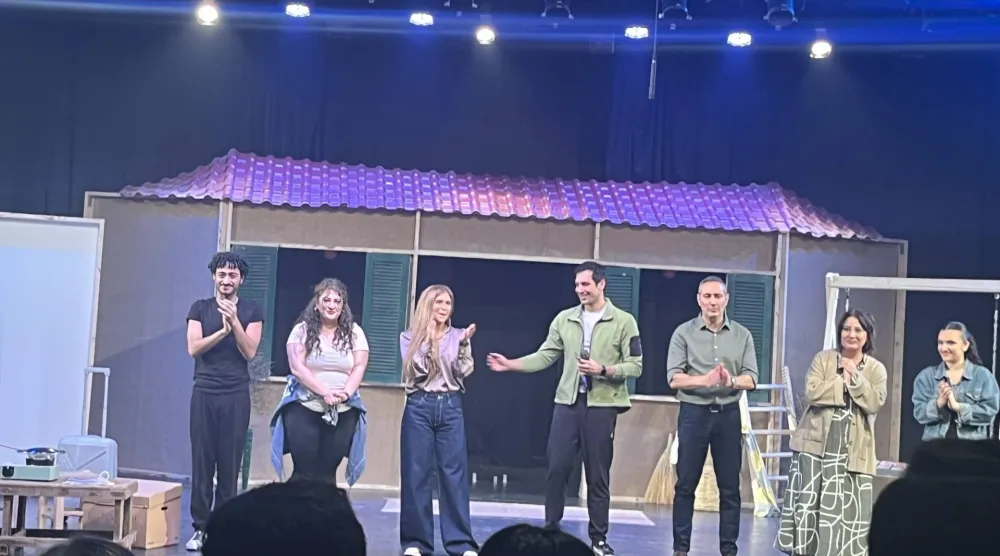 فريق العمل يقدم تحية الختام للحضور في مسرح «مونو» (الشرق الأوسط)