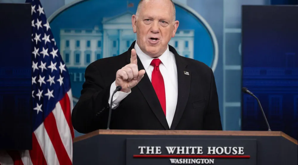 توم هومان مسؤول الحدود في البيت الأبيض يحذر المهاجرين غير النظاميين بمواجهة المحاكمة والسجن ثم الترحيل (إ.ب.أ)