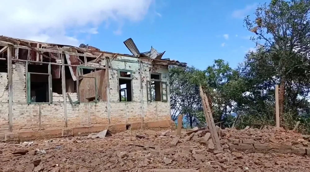 لقطة من فيديو على وسائل التواصل الاجتماعي نُشر في 13 أكتوبر 2025 يظهر مدرسة في فانها بميانمار بعد قصفها بطائرة عسكرية (رويترز)