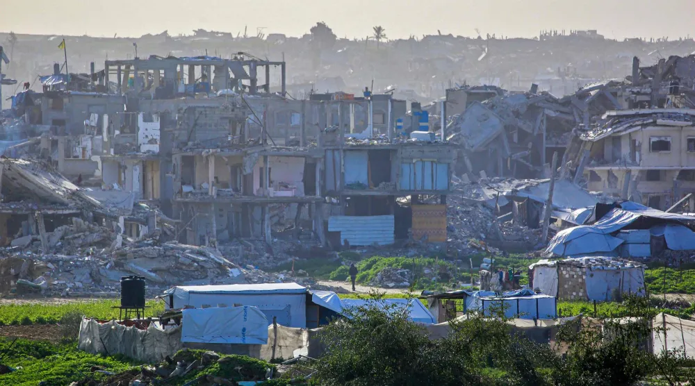 صورة تظهر مباني مدمرة في خان يونس جنوب قطاع غزة... 25 يناير 2026 (أ.ف.ب)