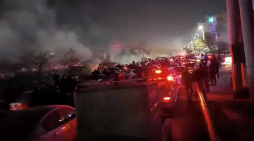 دخان يتصاعد مع تجمع متظاهرين مناهضين للحكومة في مشهد بإيران 10 يناير 2026 في هذه اللقطة المأخوذة من فيديو على وسائل التواصل الاجتماعي (رويترز)