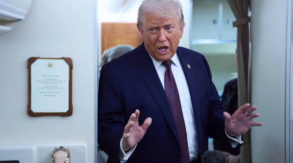 الرئيس الأميركي دونالد ترمب يتحدث إلى الصحافيين في طائرة الرئاسة «إير فورس وان» بعد مغادرته المنتدى الاقتصادي العالمي في دافوس متوجهاً إلى واشنطن - 22 يناير 2026 (أ.ب)