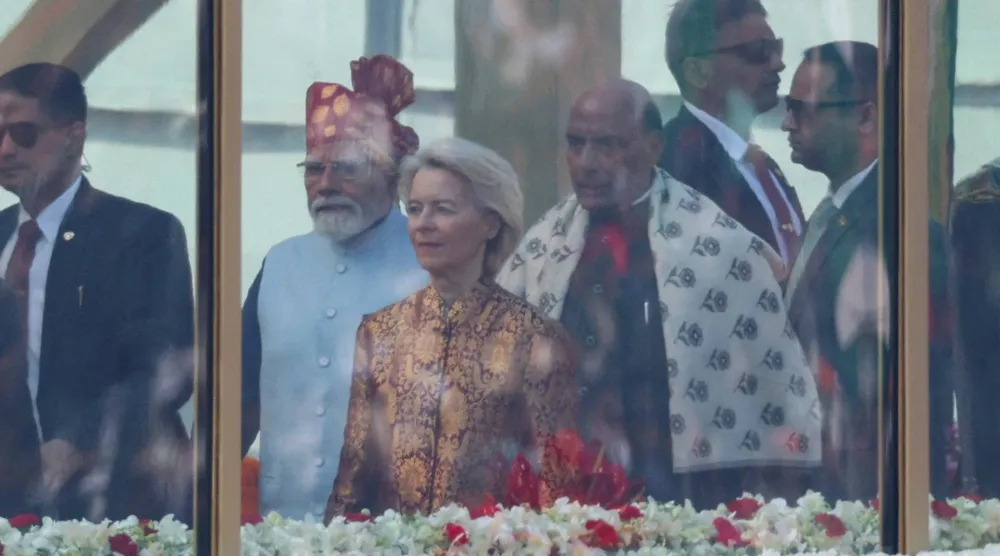 رئيس الوزراء الهندي ناريندرا مودي ورئيسة المفوضية الأوروبية أورسولا فون دير لاين يحضران عرض يوم الجمهورية في نيودلهي (رويترز)