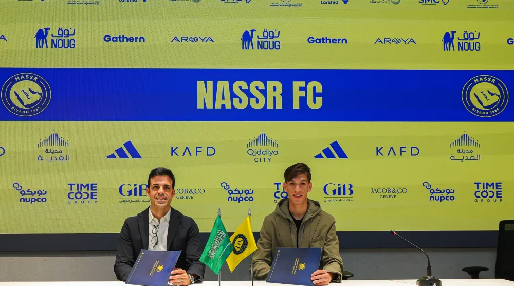 جانب من مراسم توقيع حيدر للنصر (نادي النصر)