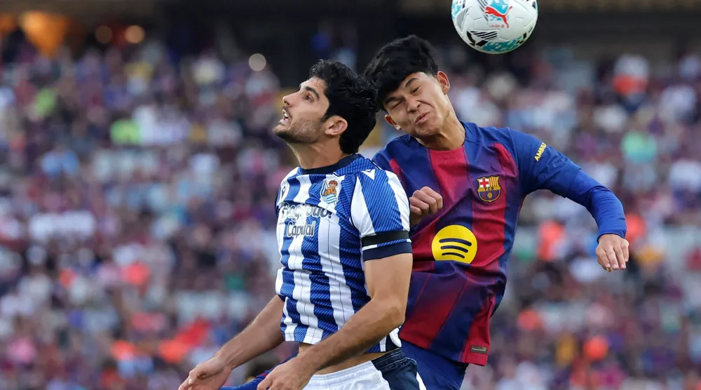 لاعب وسط الميدان الهجومي درو فرنانديز (يمين) وقّع لباريس (أ.ف.ب)