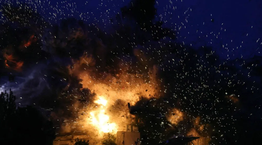 تصاعد الدخان جراء غارات إسرائيلية على جنوب لبنان (أ.ف.ب)