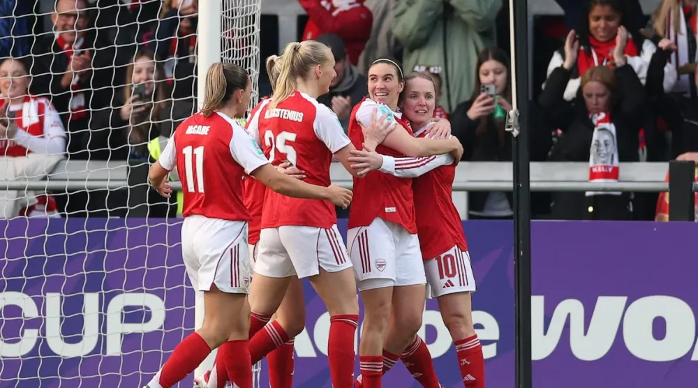 يستعد نادي آرسنال الإنجليزي بطل أوروبا للسيدات لمواجهة مرتقبة أمام فريق الجيش الملكي المغربي (رويترز)