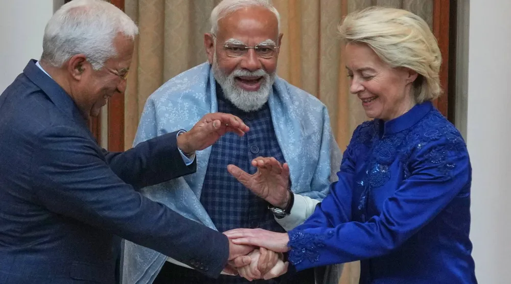 رئيس وزراء الهند ناريندرا مودي يرحّب برئيس المجلس الأوروبي أنطونيو كوستا ورئيسة المفوضية الأوروبية أورسولا فون دير لاين قبل اجتماعهم في نيودلهي (أ.ب)