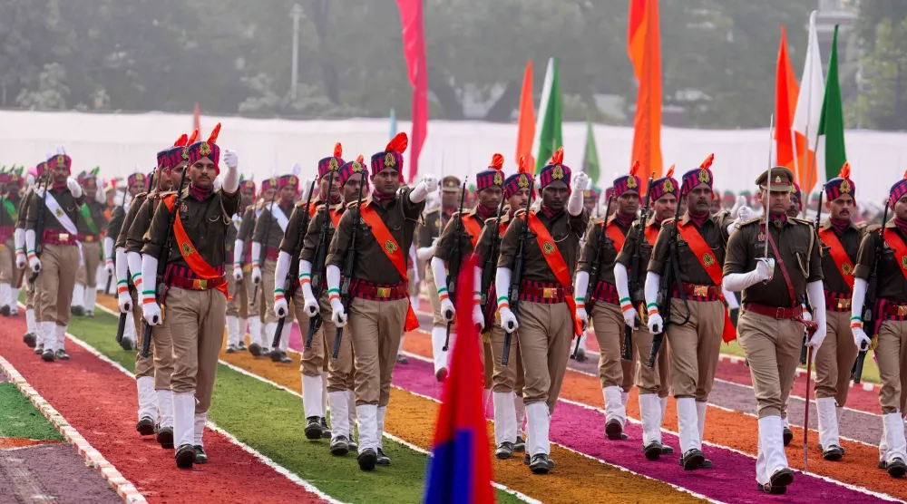 أفراد من شرطة ولاية أوتار براديش يحضرون عرض يوم الجمهورية بساحة خط الشرطة في براياغراج بالهند (أ.ب)