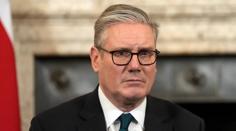 رئيس وزراء بريطانيا كير ستارمر يحضر اجتماعاً لمجلس الوزراء في داونينغ ستريت بلندن (رويترز)