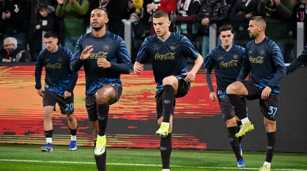 يقف نابولي على حافة الإقصاء إذ يخوض مواجهة مصيرية أمام تشيلسي الإنجليزي (رويترز)