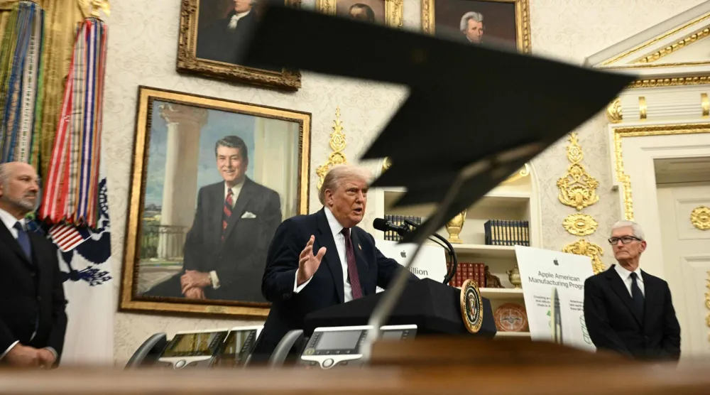 الرئيس الأميركي دونالد ترمب يتحدث في المكتب البيضاوي بينما وضع أمامه مجسماً من قاذفات «بي 2» التي قصفت منشآت إيران النووية 6 أغسطس الماضي (أ.ف.ب)