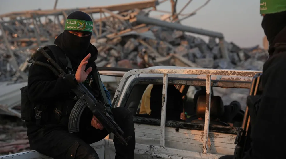 مقاتلون من «حماس» أثناء البحث عن رفات إسرائيليين في حي الزيتون بمدينة غزة بداية الشهر الحالي (أسوشييتد برس)